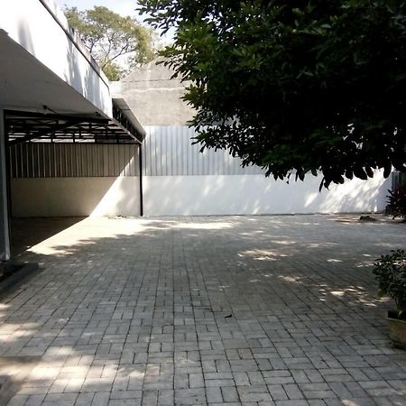 Rembulan Guest House Jombang Buitenkant foto