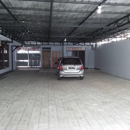 Rembulan Guest House Jombang Buitenkant foto
